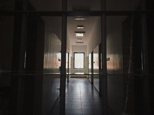 Ciemny korytarz aresztu
