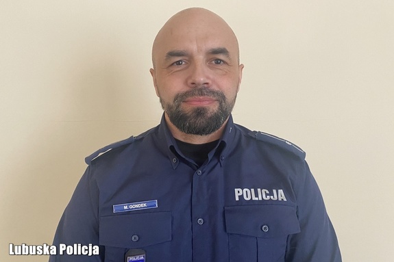 zdjęcie uśmiechającego się policjanta