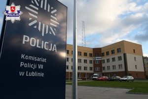 Dwupiętrowy budynek komisariatu Policji