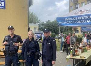 Trójka policjantów na tle pikniku