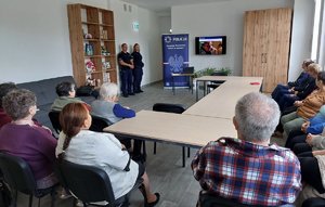 Dwójka policjantów w świetlicy z seniorami