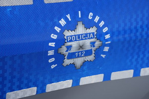Drzwi radiowozu z logiem Policji