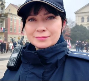 twarz młodej policjantki na tle ulicy