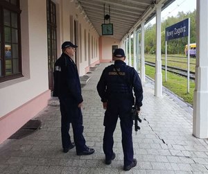 Policjant i SOKista na peronie dworca kolejowego