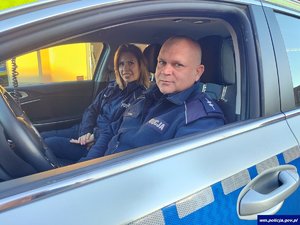 Dwójka policjantów w radiowozie