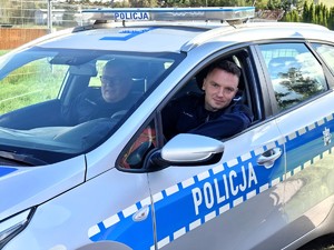Dwaj policjanci w radiowozie