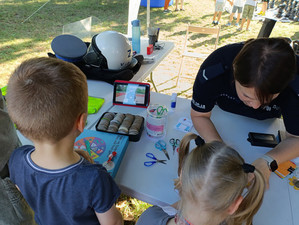 Dzieci na pikniku policyjnym