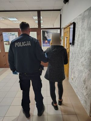 Policjant prowadzi zatrzymaną