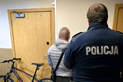 Umundurowany Policjant z zatrzymanym za kradzież roweru