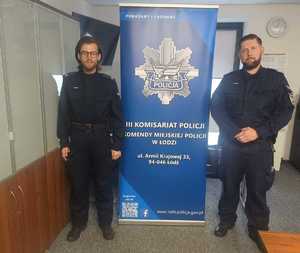 Dwóch umundurowanych policjantów