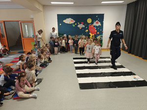 Policjantka w sali z przedszkolakami