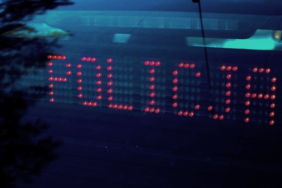 Wyświetlacz nieoznakowanego radiowozu wyświetlający napis POLICJA