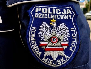 Rękaw kurtki policyjnej z napisem dzielnicowy