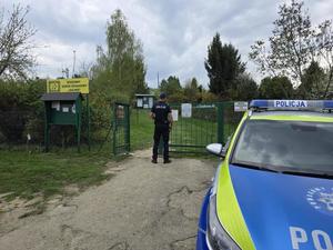 Dzielnicowy kontroluje ogródki działkowe
