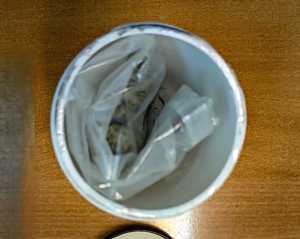 Plastikowy kubek z suszem brunatnym