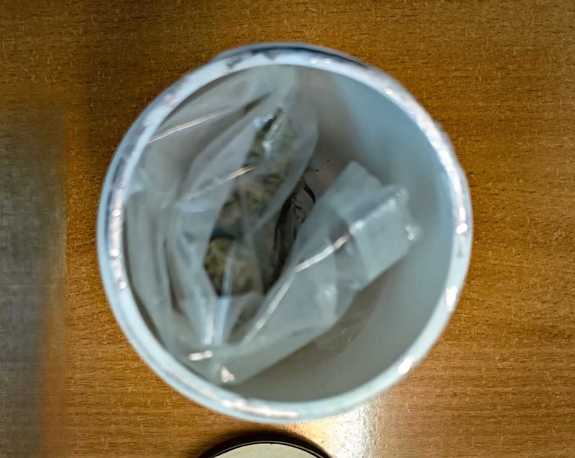 Plastikowy kubek z suszem brunatnym