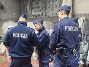 Czwórka policjantów w pustostanie