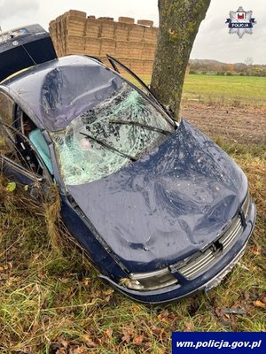 Rozbity o drzewo samochód osobowy