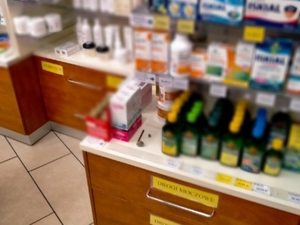 Półka apteczna z medykamentami