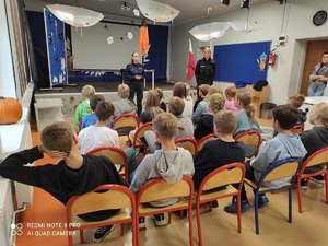 Dwie policjantki podczas prelekcji dla dzieci