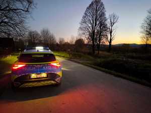 W scenerii nocnej radiowóz na wiejskiej drodze