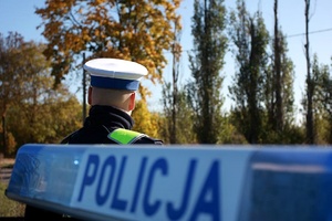 Policjant zasłonięty radiowozem