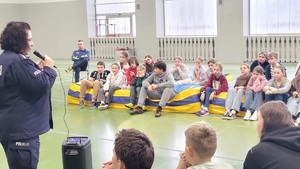 Policjantka prowadząca pogadankę dla dzieci
