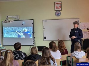 Policjantka podczas prelekcji w sali szkolnej