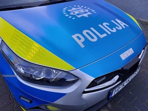 Przód radiowozu z logo policji