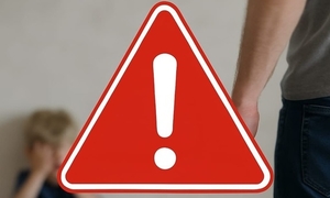 Kolaż znaku ostrzegawczego z wykrzyknikiem w tle rozmyta sylwetka mężczyzny i dziecka