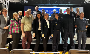 Na scenie pozujący do zdjęcia cywile i policjanci