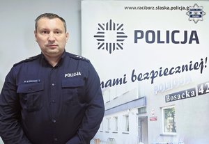Policjant na tle emblematu swojej jednostki