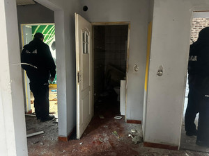 Dwaj policjanci w pustostanie