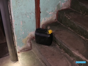 Czarny kanister stojący na schodach klatki schodowej