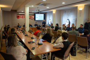 Sala konferencyjna wypełniona policjantami i cywilami