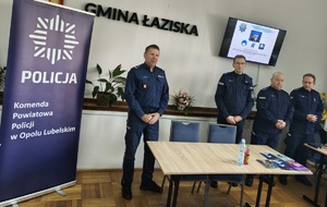 Czterech policjantów podczas debaty w sali urzędu gminy