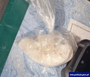 Foliowa torebka z białym proszkiem