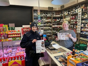 Policjantka oraz sprzedawczyni z plakatami w rękach