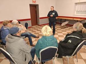 Policjant prowadzący spotkanie dla seniorek