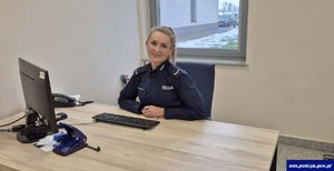 Policjantka za biurkiem