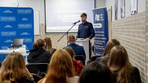Policjant podczas prelekcji w sali konferencyjnej