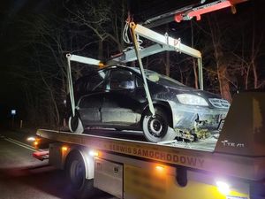 Uszkodzony samochód na lawecie