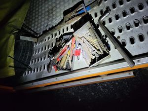 W scenerii nocnej skrzynka z różnego rodzaju narzędziami