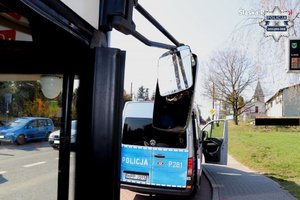 Radiowóz typu bus na ulicy