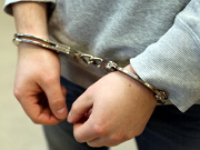 Ręce mężczyzny z nałożonymi kajdankami