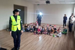 Policjantka w czasie pogadanki dla grupy przedszkolaków
