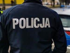 Plecy kurtki policjanta