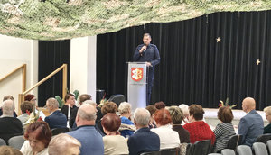 Policjant za mównicą podczas spotkania z seniorami