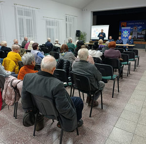 Policjant podczas spotkania z seniorami