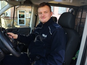 Policjant w radiowozie